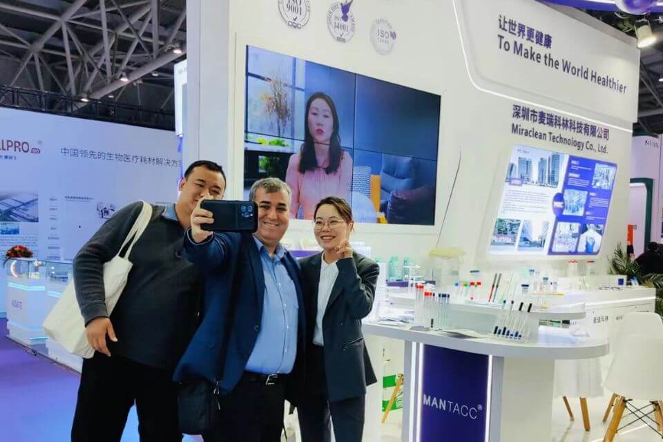 麥瑞科林工作人員與展會客戶合影留念