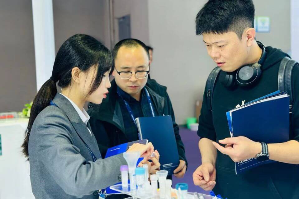 麥瑞科林工作人員接待展會客戶