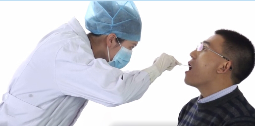 一名醫(yī)護(hù)人員正在給用戶采集咽喉部位樣本.jpg