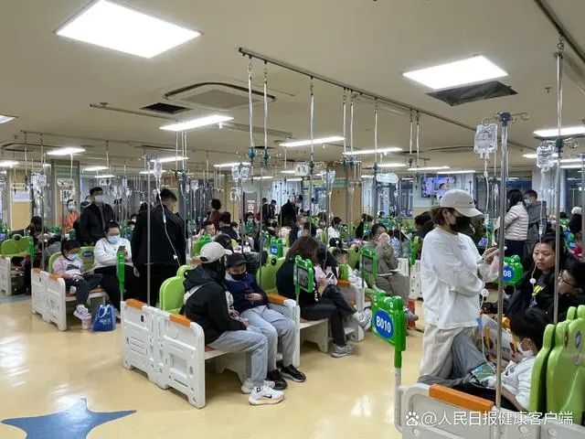11月4日，北京兒童醫(yī)院輸液室坐滿了前來(lái)就診的患兒和家屬.jpg
