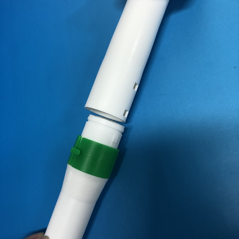 海綿頭安裝到涂藥器下方手柄